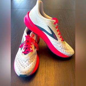 Women’s Brooks Hyperion Tempo Running Shoes in Ice Flow/Navy/Pink Size 10